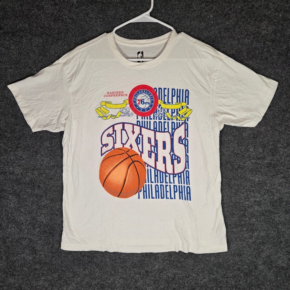 NBA Philadelphia 76ers Shirt Mens Medium Cream Sixers Basketball Graphic Tee